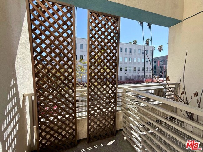 Building Photo - 436 S Virgil Ave