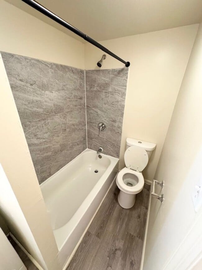 Building Photo - 2 Bedroom Semi-Detached Townhome