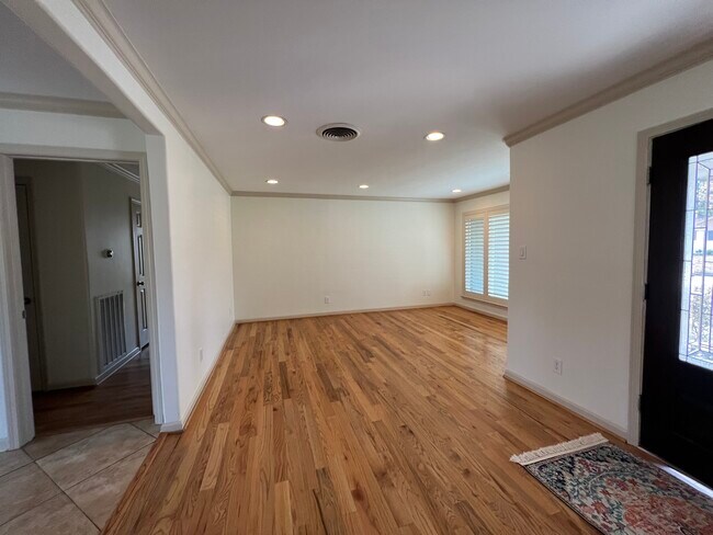 Building Photo - 5322 Saxon Dr