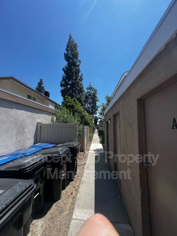 Building Photo - 13525 3/4-13524 Village Dr