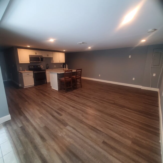 Building Photo - Cedar