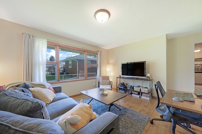 Building Photo - 2 bedroom 1 bathroom Duplex FOR RENT (subl...