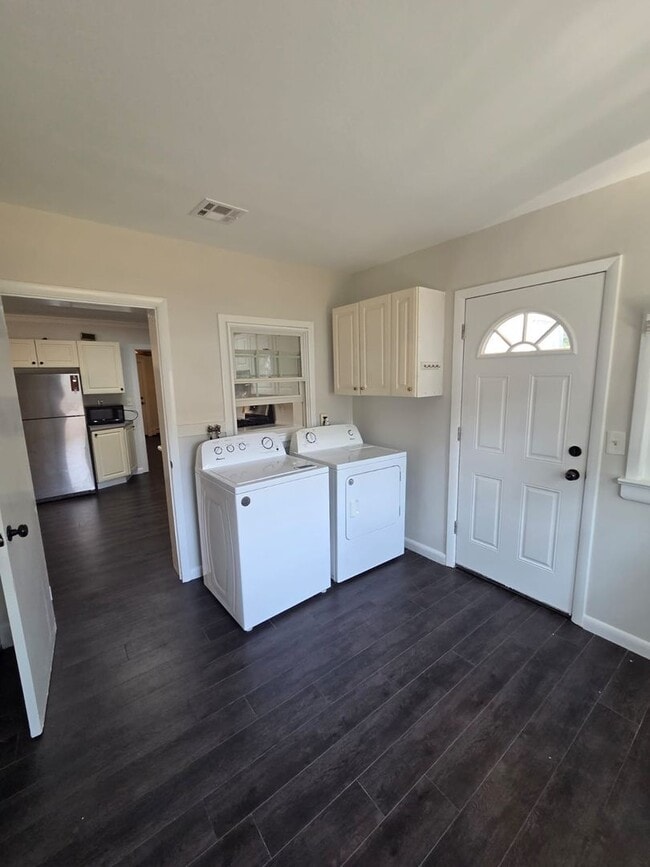 Building Photo - 3899 Smith Dr