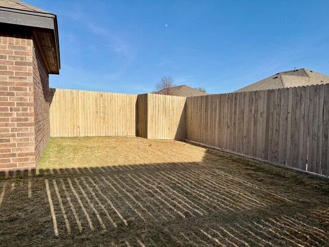 Building Photo - House For Rent