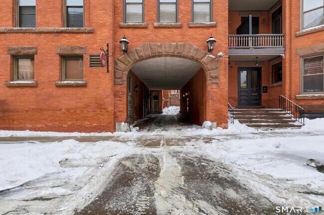 Building Photo - 1 Linden Pl