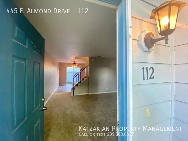 Building Photo - 2 Bedroom Cambridge Place Townhouse