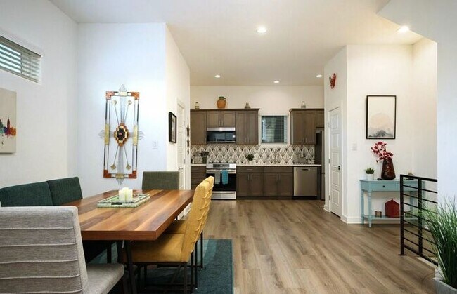 Building Photo - Location, Style, Fully Furnished