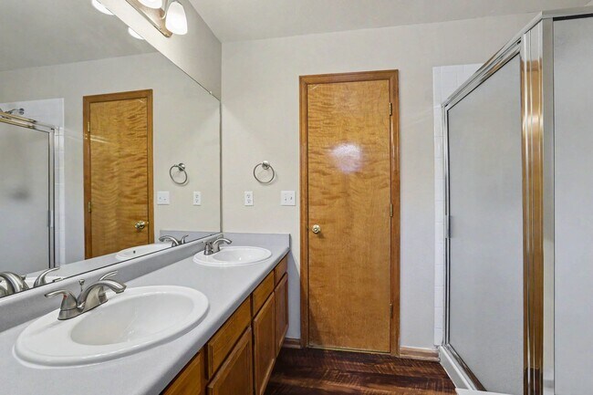 Building Photo - Spacious 5 Bedroom Home with Fenced Yard & 2 Car Garage