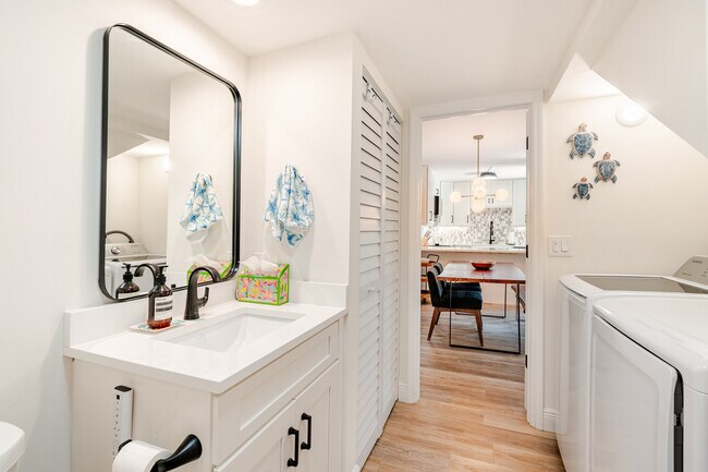 Building Photo - 825 Center St