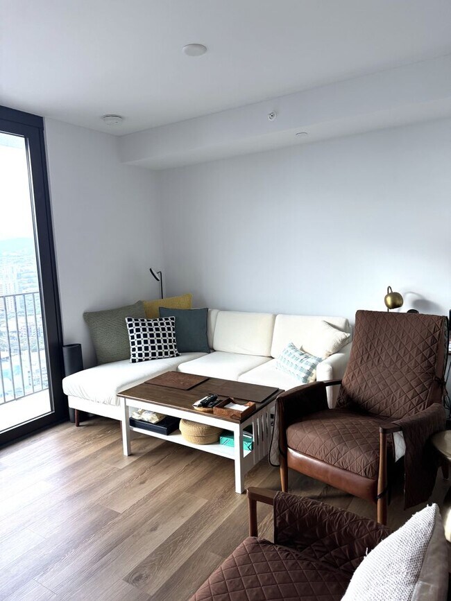Building Photo - Aalii - High Floor Fully Furnished One Bed...