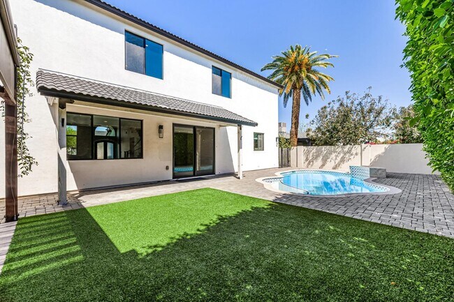 Building Photo - 3821 E Devonshire Ave