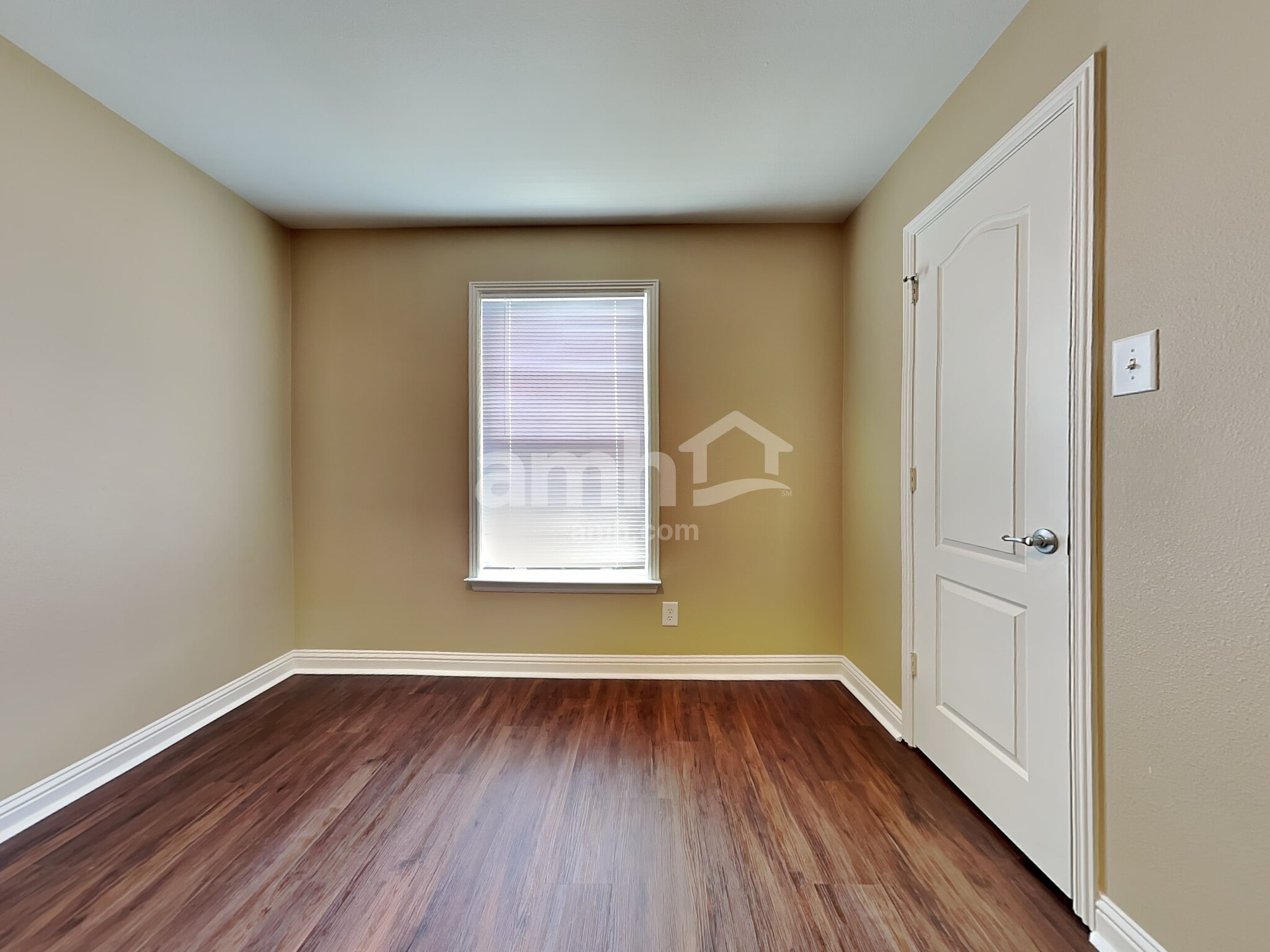 Building Photo - 853 Colonial Way