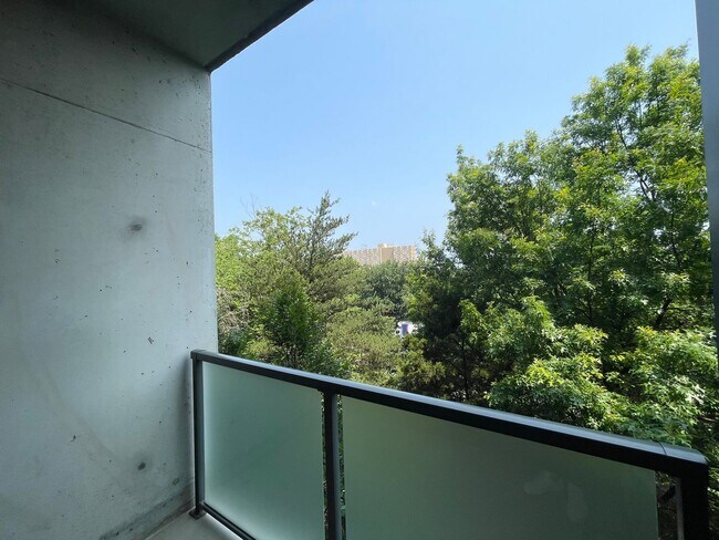 Building Photo - Awesome 1BR Loft Style Condo Overlooking M...