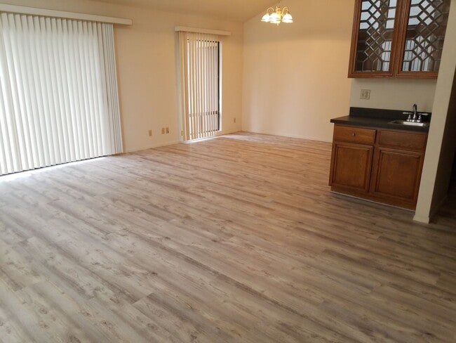 Building Photo - View 2bed 2.5bath, 3 Balconies, 2 Car Garage, pool in Tierrasanta!