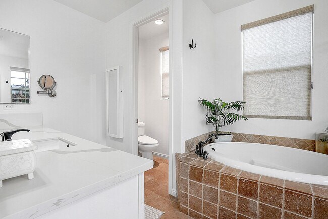 Building Photo - Beautiful executive home in the Eastlake-C...