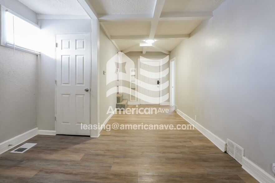 Building Photo - 1138 Queen St