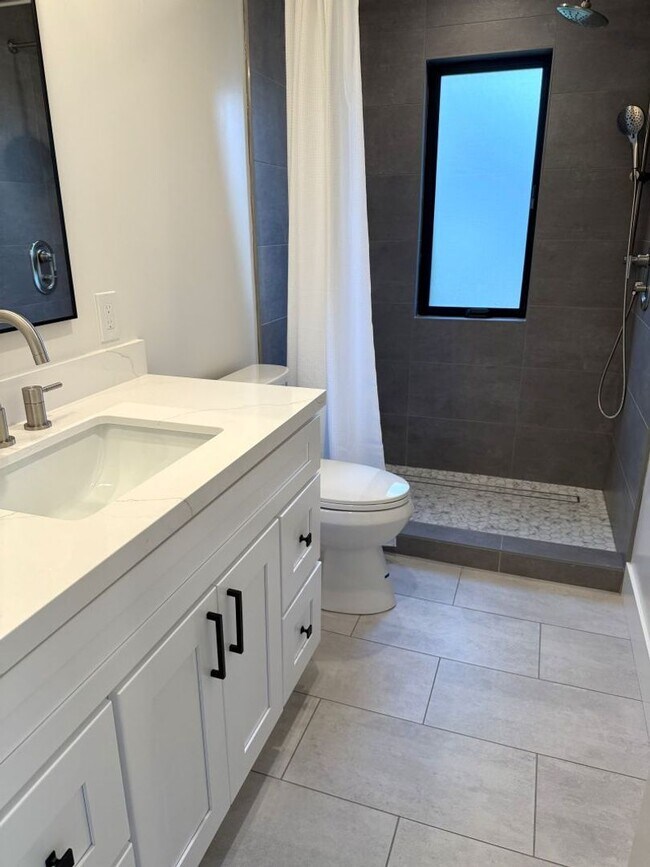 Building Photo - Beautifully Renovated, Pet Friendly Novato...