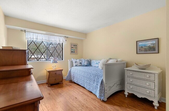 Building Photo - 7 Greenbriar Dr