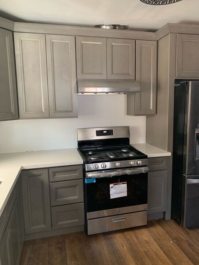 Building Photo - Spacious 3/2 Home with Garage for Rent in ...
