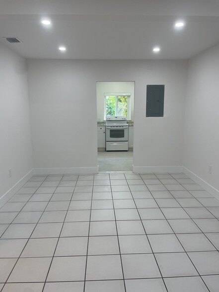 Building Photo - 2510 SW 27th St