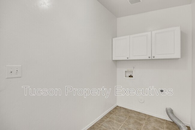 Building Photo - 2666 N Winstel Blvd