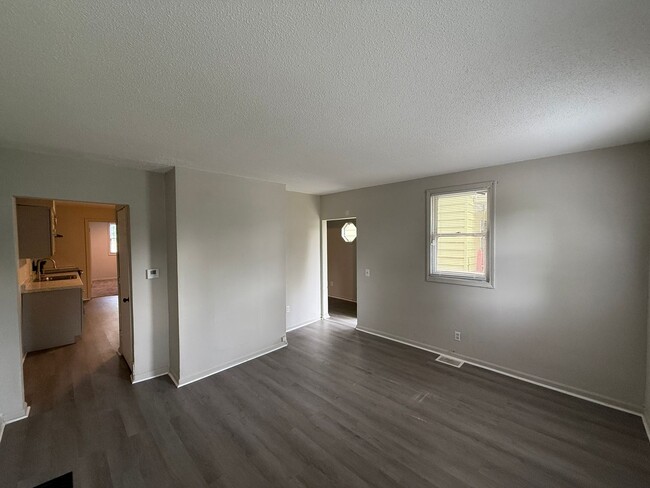 Building Photo - 3 Bed 2 Bath House