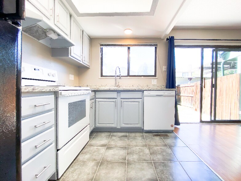 Building Photo - 2282 S Oakland Way
