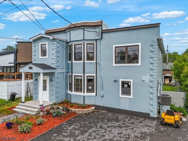 Building Photo - 70 Bruno St