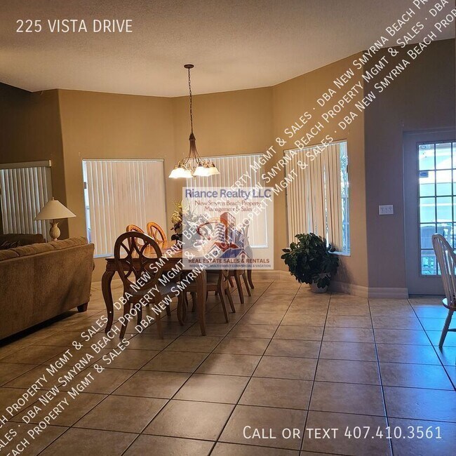 Building Photo - 225 Vista Dr