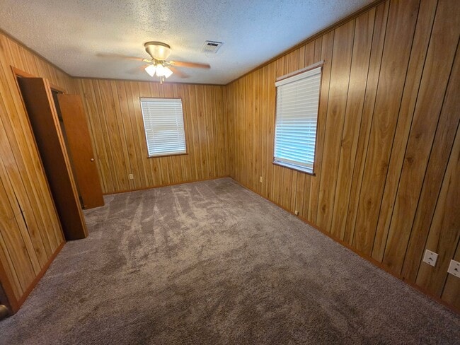 Building Photo - 384 Lakeview Dr