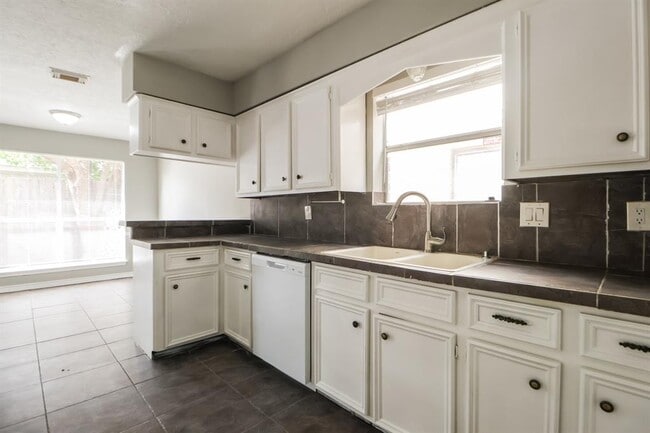 Building Photo - 1607 Bodart Cir