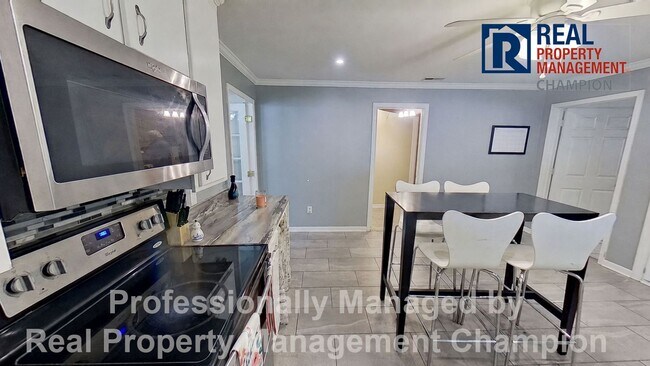Building Photo - Charming 3 BD/2 BA Home Just 2 Miles from Camp Lejeune Main Gate