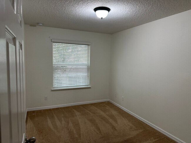 Building Photo - 3 Bedroom, 2.5 Bath Townhome in Gated Sanford Community – Pet Friendly