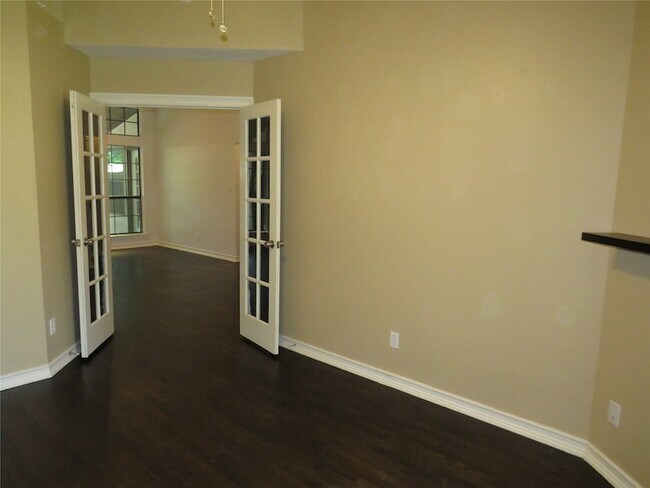 Building Photo - 2308 Crestmeadow St
