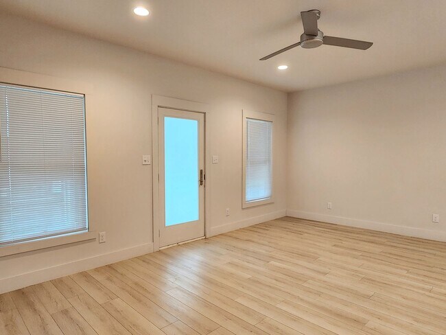 Building Photo - Gulf Shores 2/2.5 cottage available now