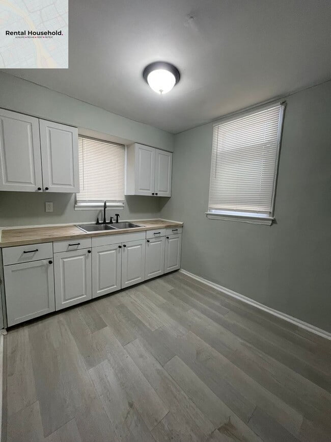 Building Photo - Spacious 3 Bedroom Home with Fenced Yard-Only $1200 a month