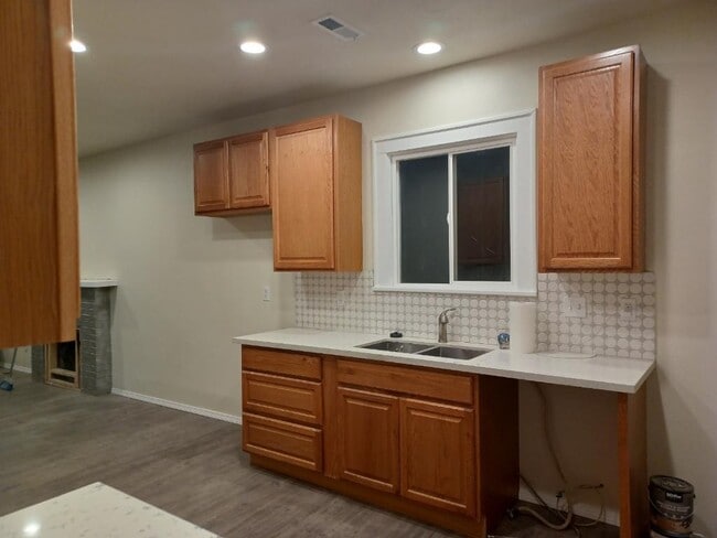 Building Photo - 6827 NE Glisan St