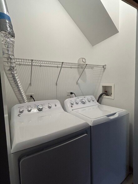 In-Unit Washer and Dryer - 1901 S May St