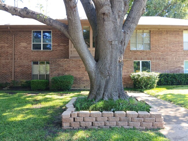 Building Photo - 2 Bedroom, 1 Bath Condo Near 75 and Walnut Hill Road in Dallas