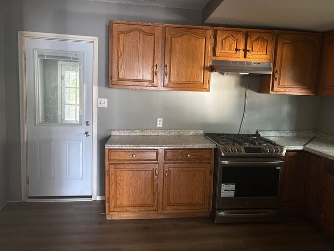Building Photo - 2-3 Bedroom 1 Bath House-York City SD