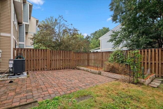 Building Photo - "Charming 2-Bed Townhouse with great upgra...