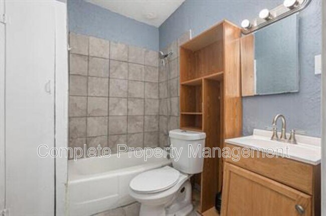 Building Photo - 604 5th Way