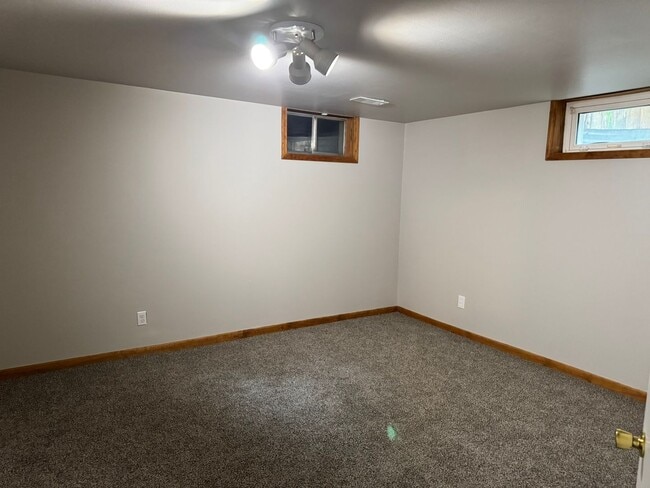 Building Photo - 5 Bedroom ,3 bathroom Single Family Unit