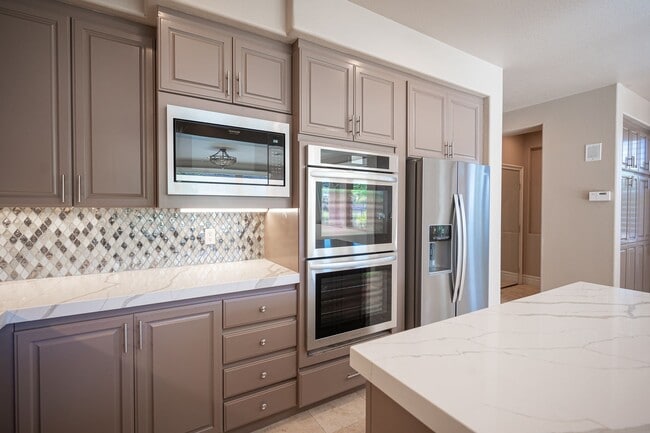 Building Photo - Live The Red Rock Country Club Lifestyle!!