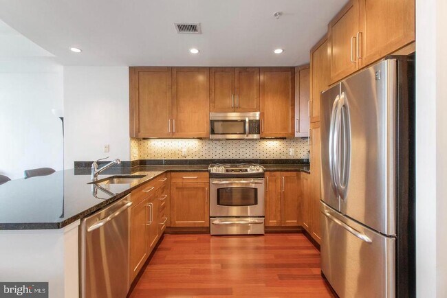 Building Photo - 8220 Crestwood Heights Dr