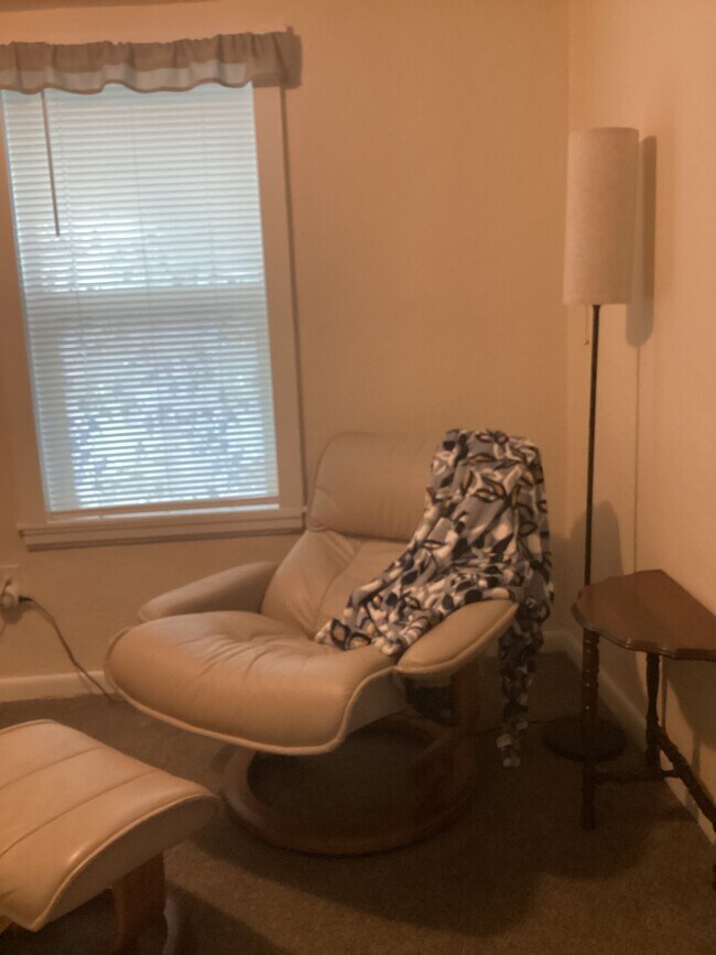 Building Photo - 2-1512 E Routt Ave