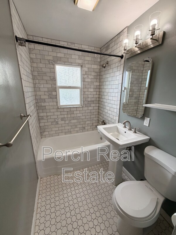 Building Photo - 102 S Kendall St
