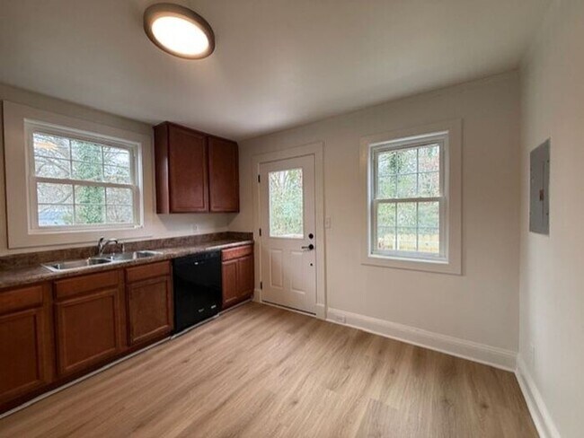 Building Photo - Modern Comfort Meets Charm in This Updated 1-Bedroom Duplex