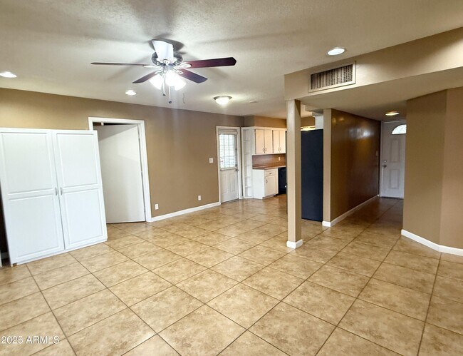 Building Photo - 348 E 8th Dr