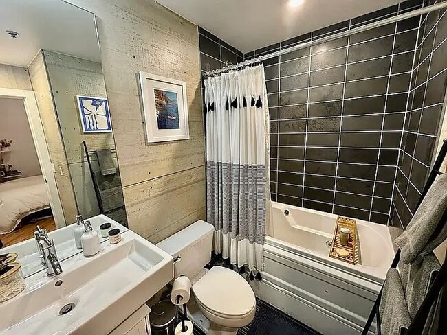 2nd bathroom - 616 W Fulton St